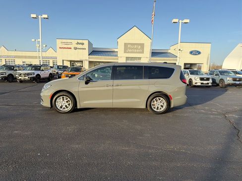 Used 2025 Chrysler Pacifica Select image 2