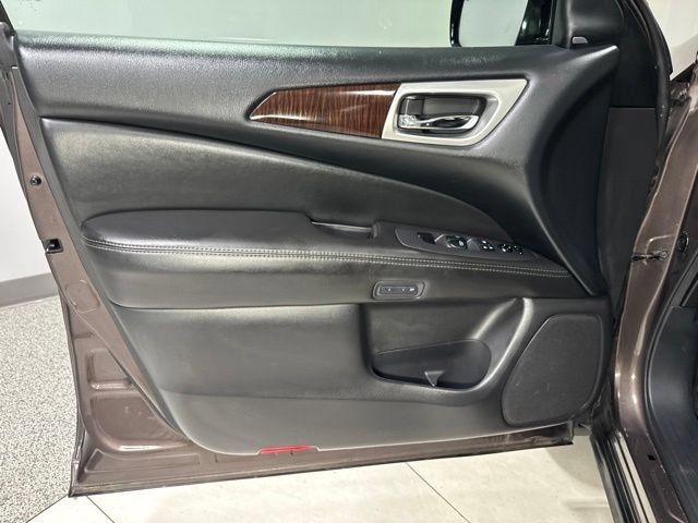 Used 2015 Nissan Pathfinder Platinum w/ Family Entertainment Package FWD image 14