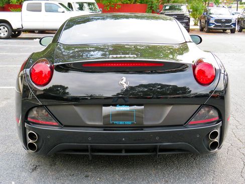 Used 2011 Ferrari California image 14