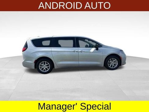Used 2024 Chrysler Pacifica Touring-L FWD image 8