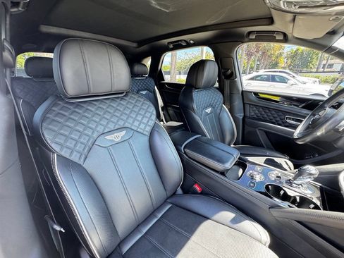 Used 2022 Bentley Bentayga AWD/4WD image 25