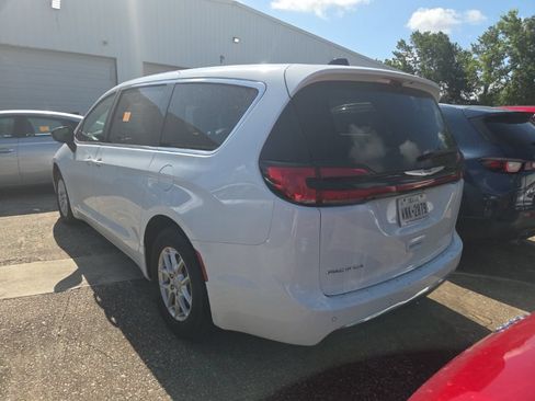 Used 2025 Chrysler Pacifica Select FWD image 6
