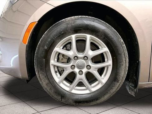Used 2017 Chrysler Pacifica LX FWD image 8