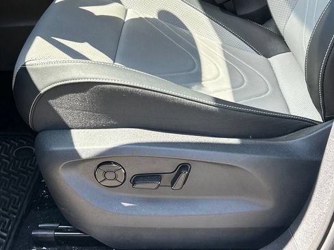 Certified 2025 Volkswagen Tiguan SE FWD image 16
