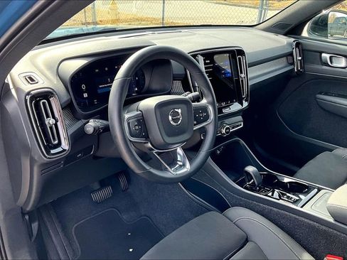 Used 2025 Volvo XC40 B5 Plus image 17