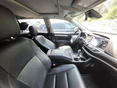 Used 2019 Toyota Highlander XLE FWD image 8