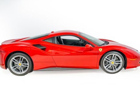 Used 2018 Ferrari 488 GTB RWD image 10