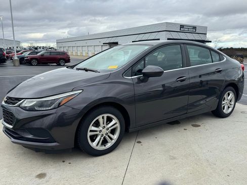 Used 2017 Chevrolet Cruze LT image 3