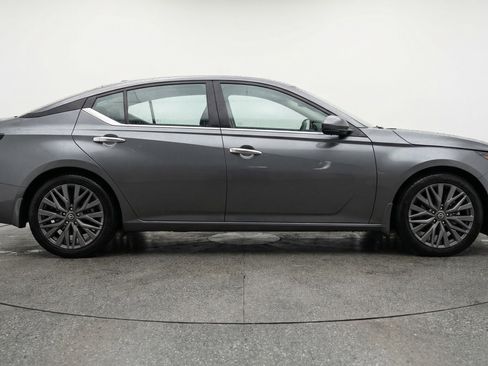 Used 2025 Nissan Altima 2.5 SV FWD image 11