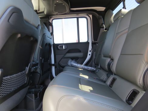 New 2025 Jeep Gladiator Mojave image 17