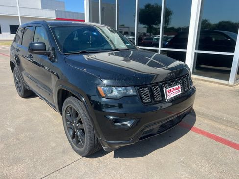 Used 2017 Jeep Grand Cherokee Altitude AWD/4WD image 4