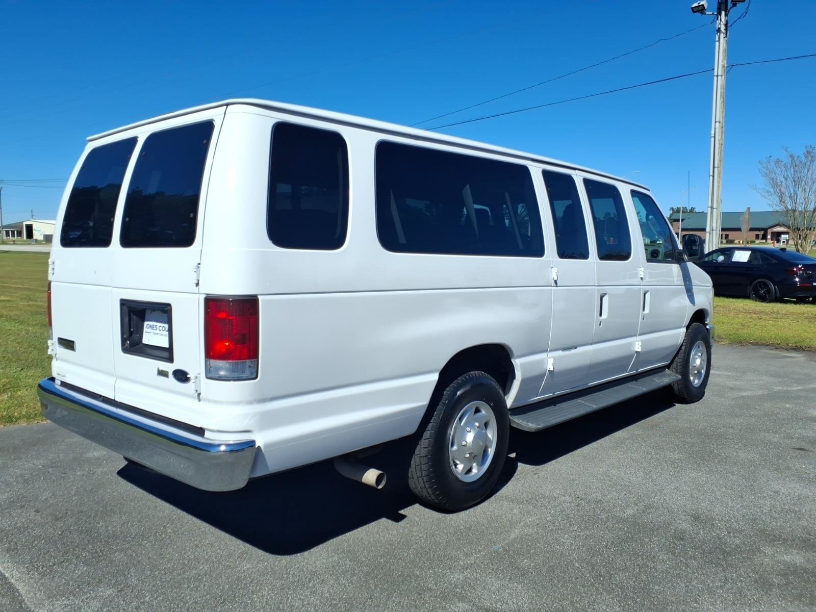 Used 2011 Ford E-350 and Econoline 350 XLT RWD image 2