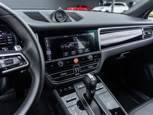 Certified 2023 Porsche Macan AWD/4WD image 29
