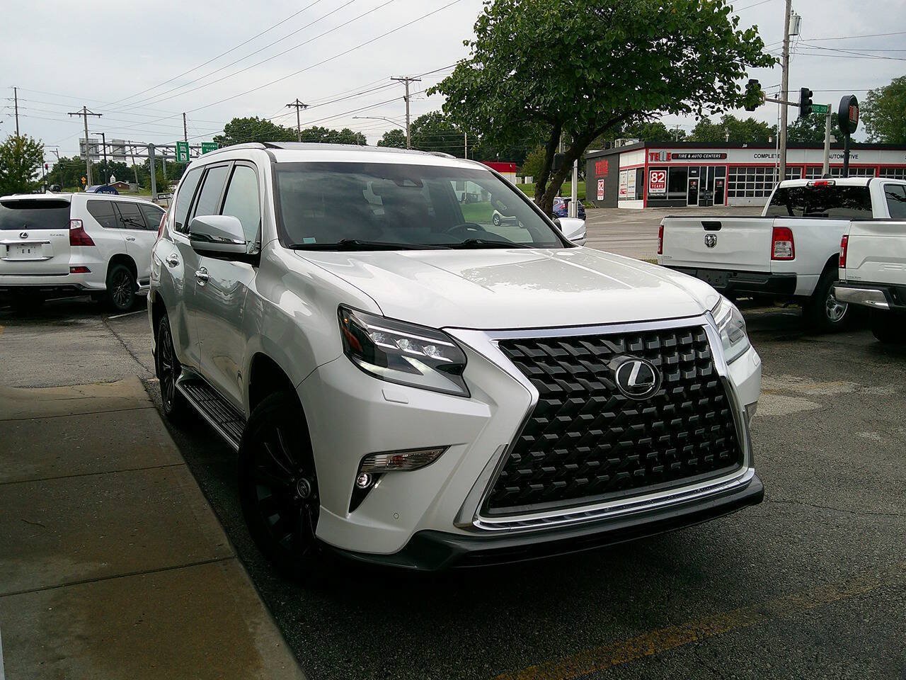 Used 2022 Lexus GX 460 Luxury w/ Sport Design Package AWD/4WD image 4