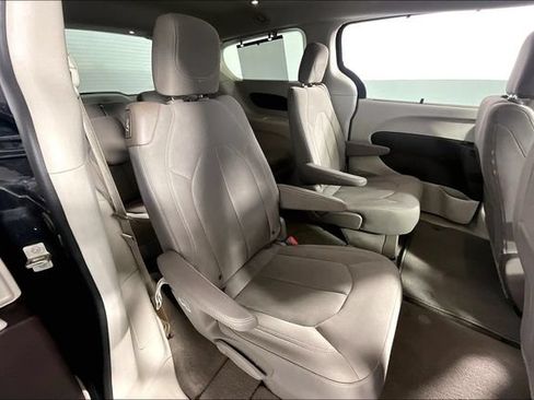 Used 2017 Chrysler Pacifica Touring Plus FWD image 25