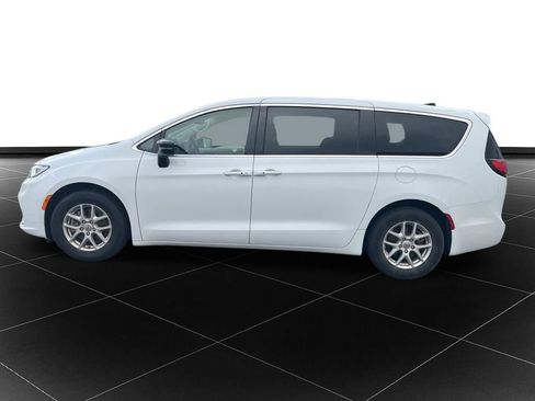 Used 2024 Chrysler Pacifica Touring-L image 2