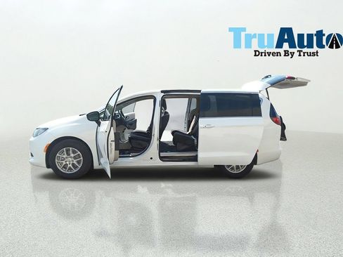 Used 2023 Chrysler Voyager LX FWD image 12