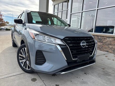 Used 2023 Nissan Kicks SV image 2