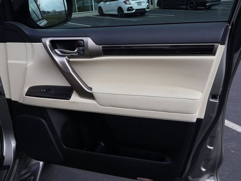 Used 2021 Lexus GX 460 Premium w/ Accessory Package image 12