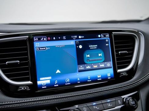 Used 2025 Chrysler Pacifica Limited FWD image 30