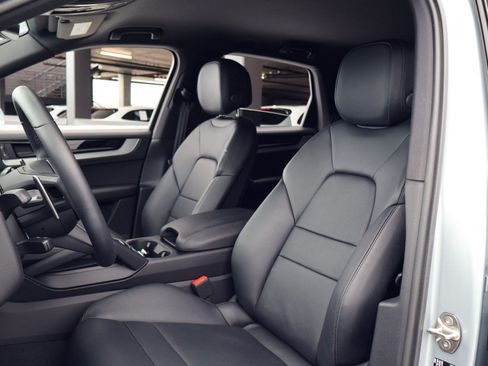 Certified 2025 Porsche Cayenne AWD/4WD image 5