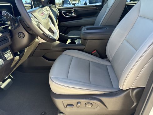Used 2023 GMC Yukon SLT w/ SLT Premium Package image 9