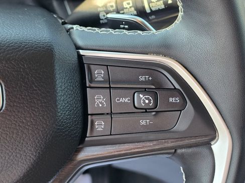 Used 2023 Jeep Grand Cherokee L Limited AWD/4WD image 18