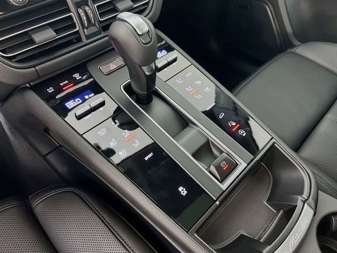 New 2026 Porsche Macan image 18