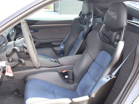 Certified 2025 Porsche 718 Cayman GT4 RS RWD image 5