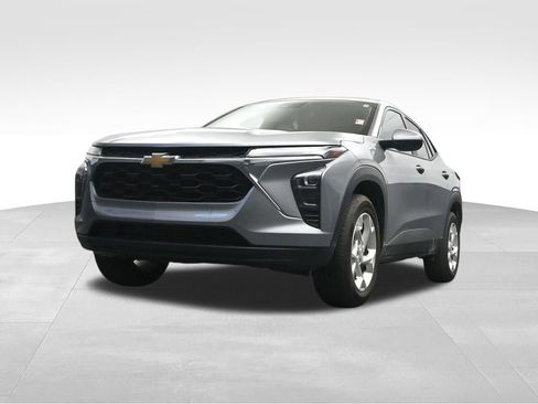Used 2025 Chevrolet Trax LS w/ LS Convenience Package FWD image 9