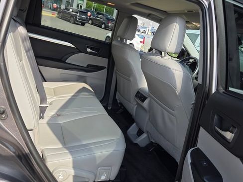 Used 2019 Toyota Highlander XLE FWD image 14