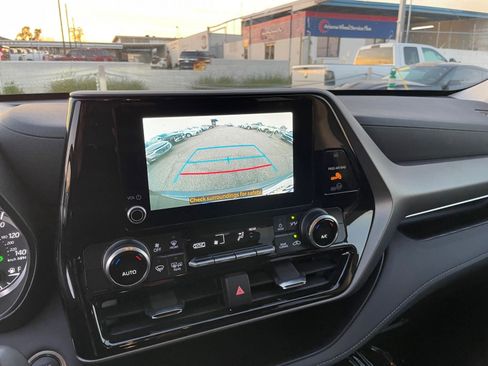 Used 2025 Toyota Highlander LE image 18