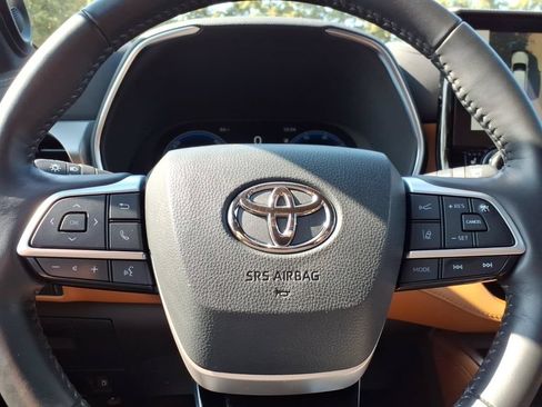 Used 2024 Toyota Highlander Platinum AWD/4WD image 25