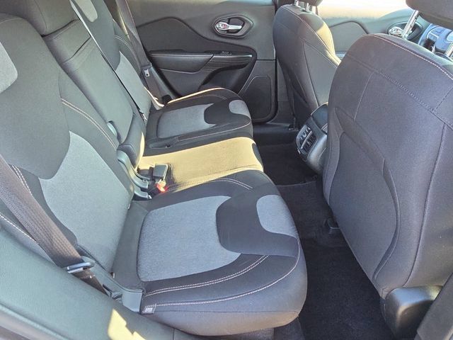 Used 2016 Jeep Cherokee Sport FWD image 17