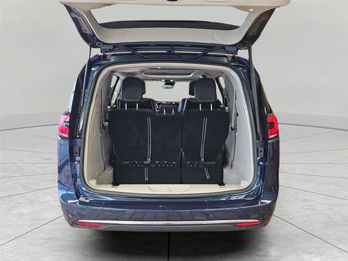 Used 2022 Chrysler Pacifica Limited image 28