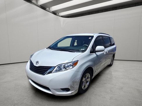 Used 2013 Toyota Sienna LE FWD image 2