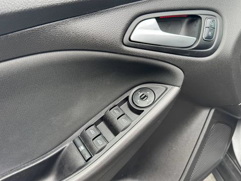 Used 2017 Ford Focus SEL w/ Cold Weather Package FWD image 13