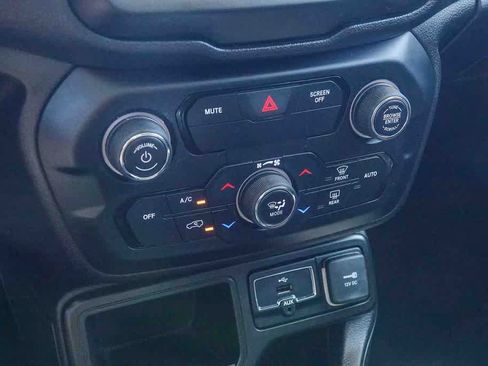 Used 2020 Jeep Renegade Altitude FWD image 21