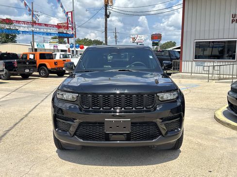 Used 2025 Jeep Grand Cherokee Altitude RWD image 2