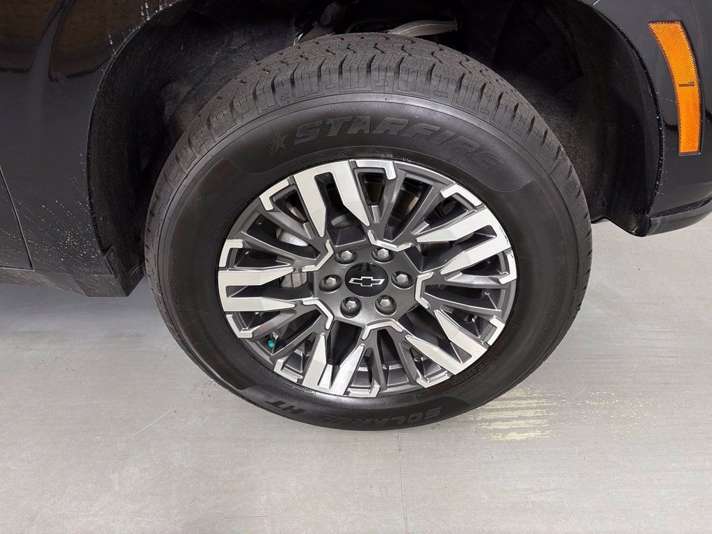 Used 2025 Chevrolet Suburban Z71 AWD/4WD image 10