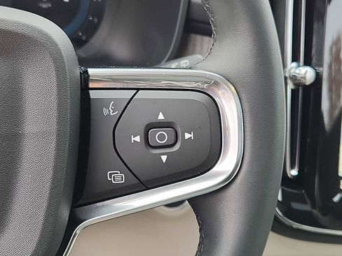 Certified 2024 Volvo XC40 B5 Ultimate w/ Protection Package Premier image 21