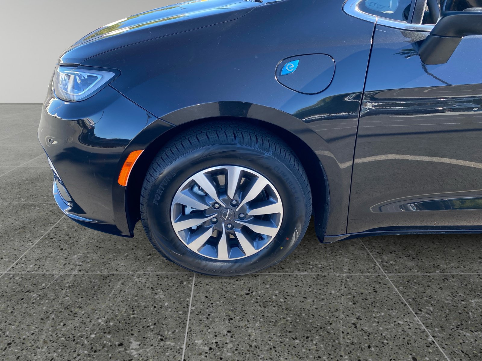 Used 2023 Chrysler Pacifica Touring-L FWD image 14