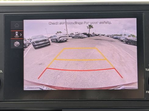 Used 2024 Kia Carnival LX FWD image 24