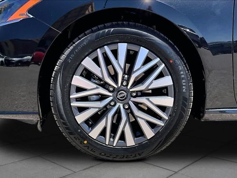 Used 2024 Nissan Altima 2.5 SV FWD image 11