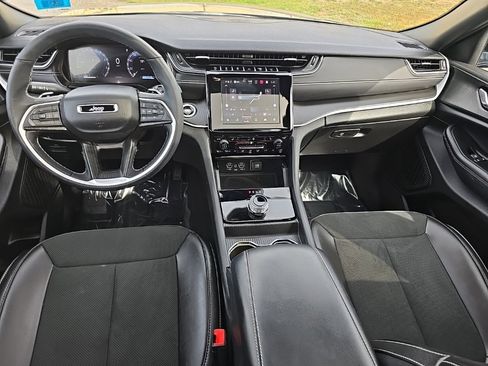 Certified 2025 Jeep Grand Cherokee Altitude image 17