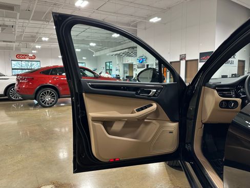 Used 2025 Porsche Macan image 11