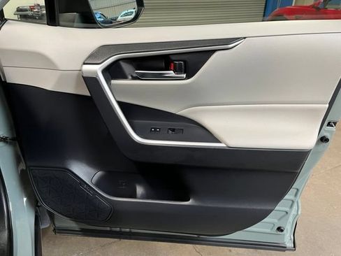 Used 2021 Toyota RAV4 XLE w/ Convenience Package AWD/4WD image 11