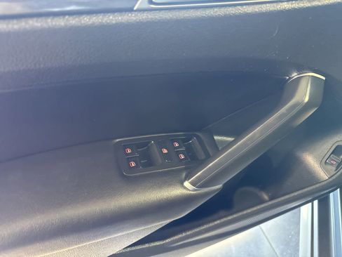 Used 2018 Volkswagen Passat 2.0T SE FWD image 9