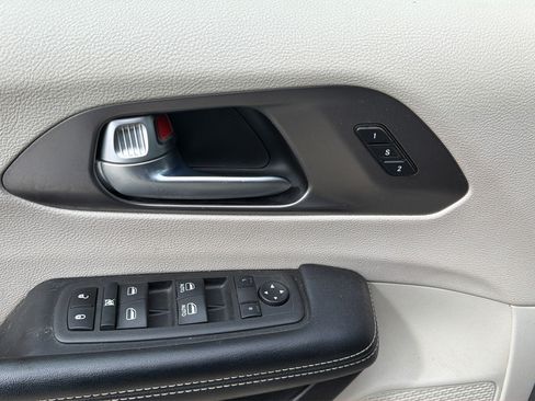 Used 2022 Chrysler Pacifica Touring-L FWD image 17