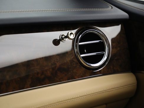 New 2025 Bentley Bentayga image 32